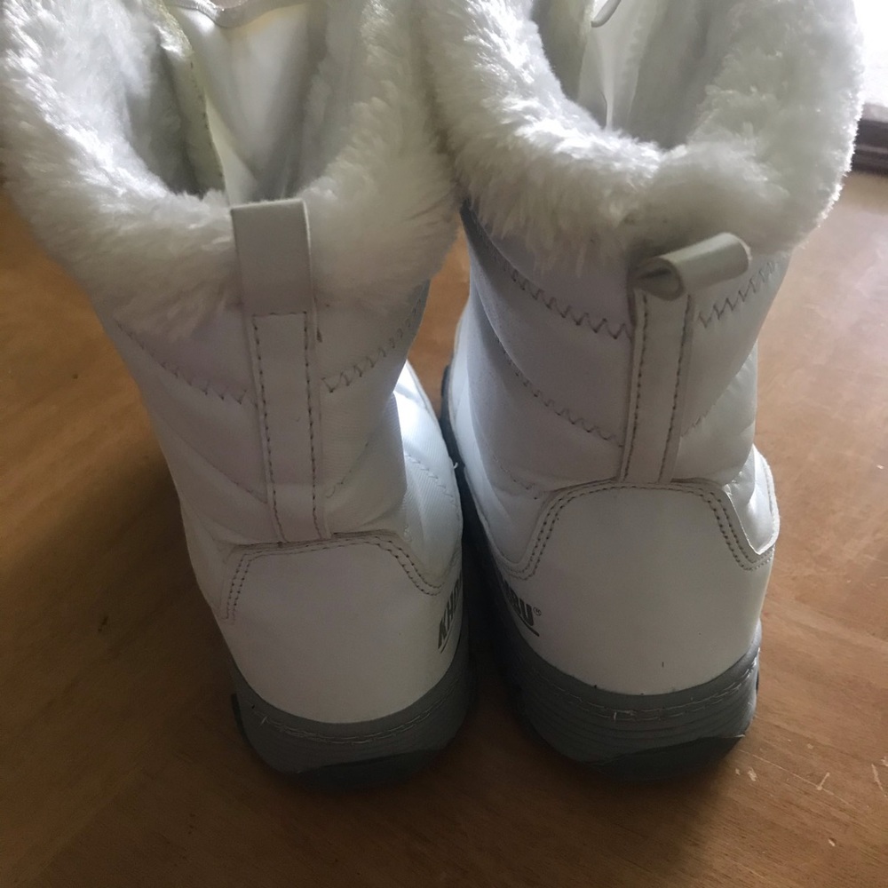 Khombu Girls Sze 2 White Snow Boot &North Face Hat - Picture 11 of 16